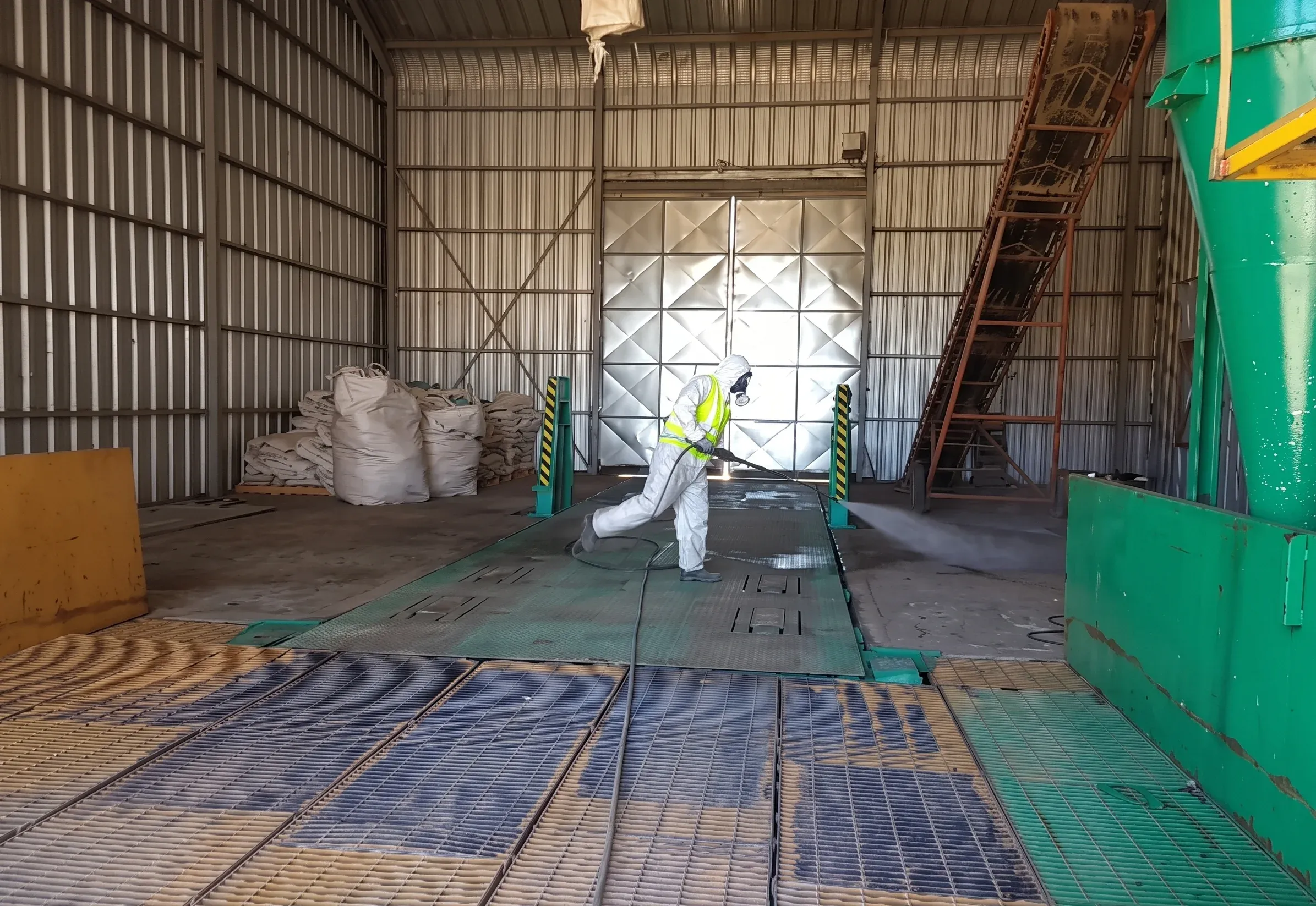 Técnico de B&V Control Plagas realizando fumigación por saturación en el piso de una bodega industrial